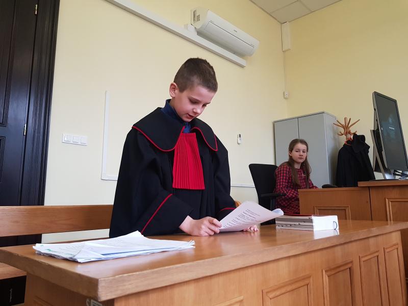 Dzień Edukacji Prawnej - dzieci z Białogardu wzięły udział w symulacji rozprawy sądowej. ZDJĘCIA