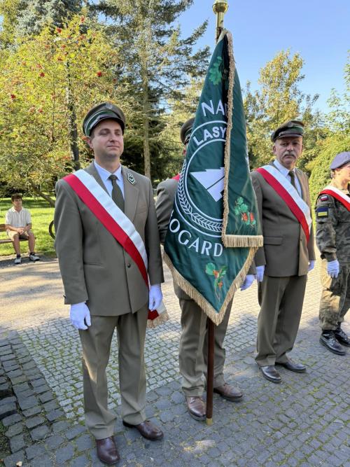 Hołd bohaterom II wojny światowej pod pomnikiem Orła Białego