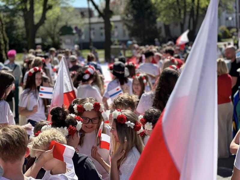 Święto flagi w sercu miasta. Rodzinny piknik pełen radości