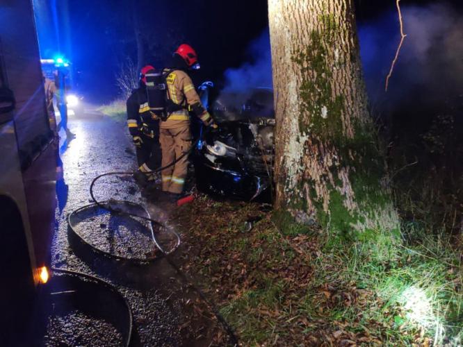 Poważny wypadek- samochód osobowy uderzył w drzewo