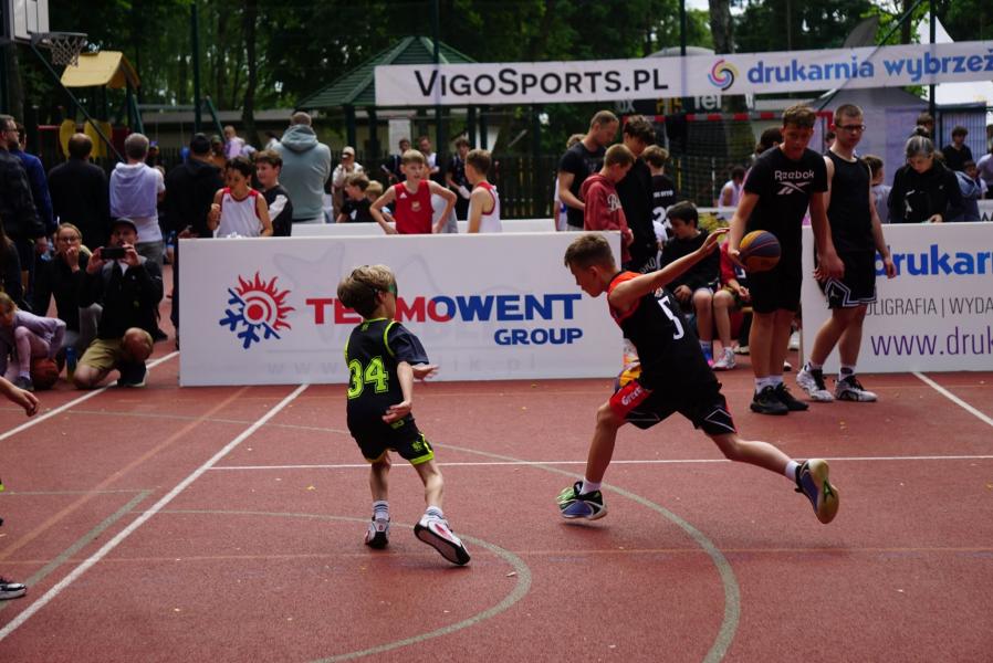 Udany występ młodych koszykarzy Akademii Sportu Mały Kosz w Człuchowie