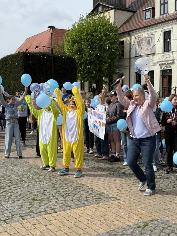Marsz dla Autyzmu – Białogard w niebieskich barwach świadomości