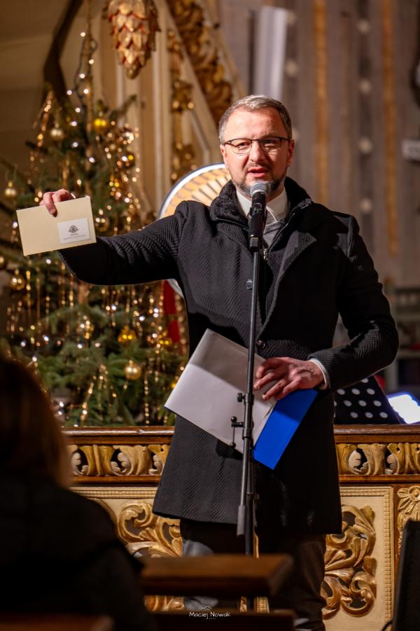 XIII Charytatywny Koncert Bożonarodzeniowy w Białogardzie – Wspaniała inicjatywa na rzecz 4-letniej Agnieszki