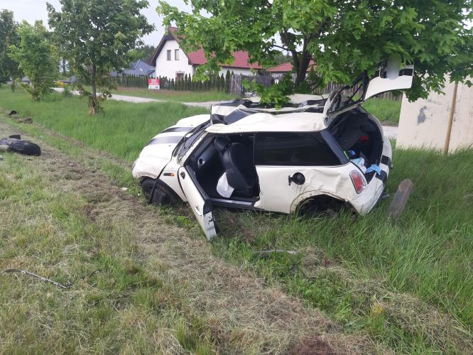 Dachowanie auta osobowego w Karlinie  - trzy osoby ranne! 