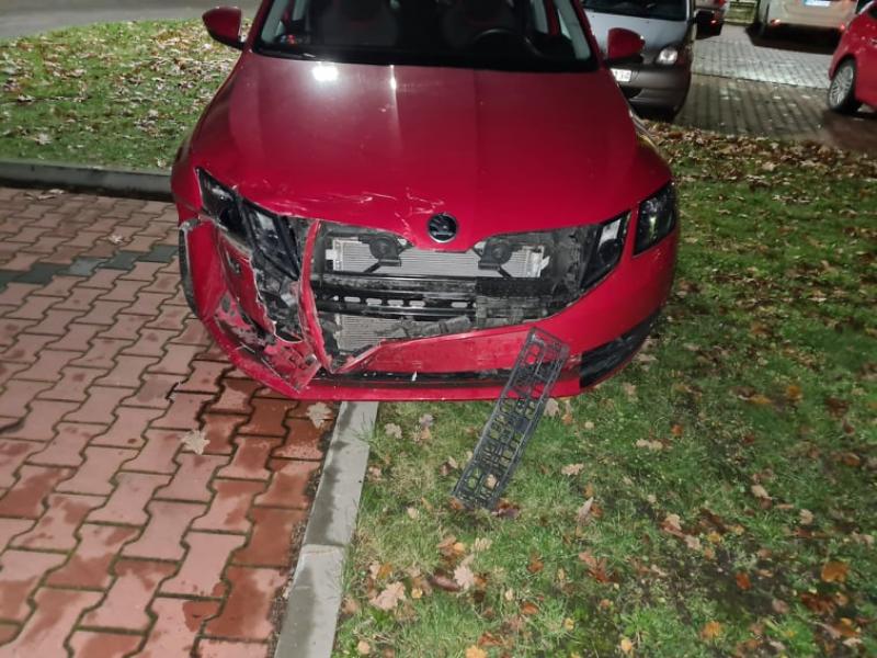 Nastolatka bez prawa jazdy z impetem rozbiła dwa zaparkowane pojazdy