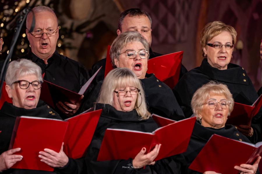 XIII Charytatywny Koncert Bożonarodzeniowy w Białogardzie – Wspaniała inicjatywa na rzecz 4-letniej Agnieszki