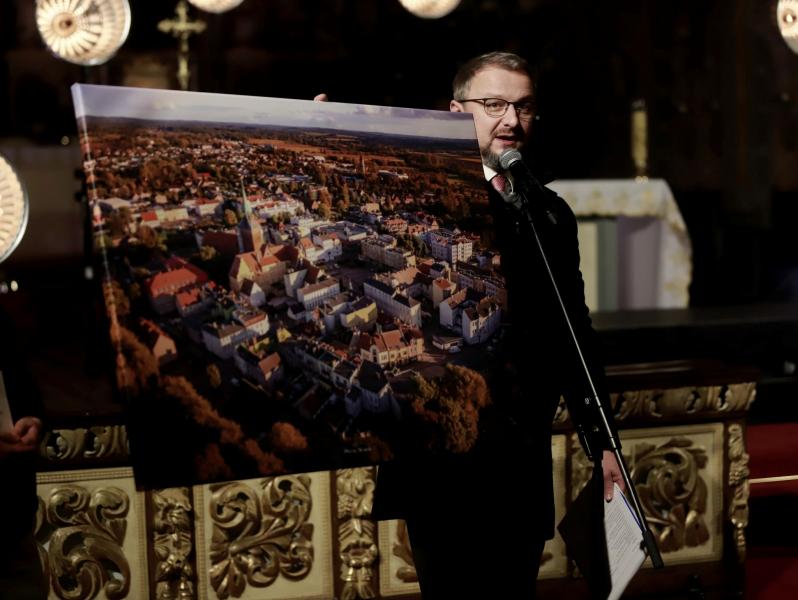 XIII Charytatywny Koncert Bożonarodzeniowy w Białogardzie – Wspaniała inicjatywa na rzecz 4-letniej Agnieszki