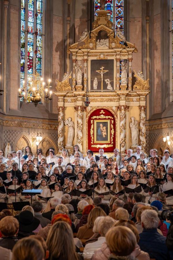 Jubileusz 15-lecia chóru Bel Canto wypełnił białogardzką świątynię muzyką