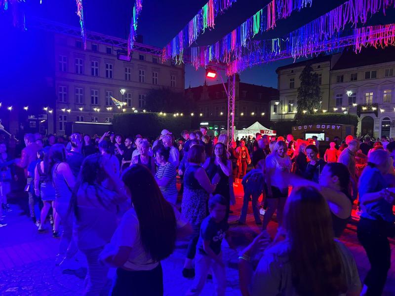 Taniec pod gwiazdami – Plac Wolności rozbrzmiał muzyką i radością