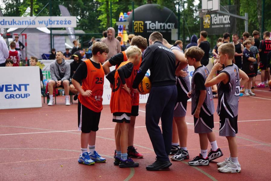 Udany występ młodych koszykarzy Akademii Sportu Mały Kosz w Człuchowie