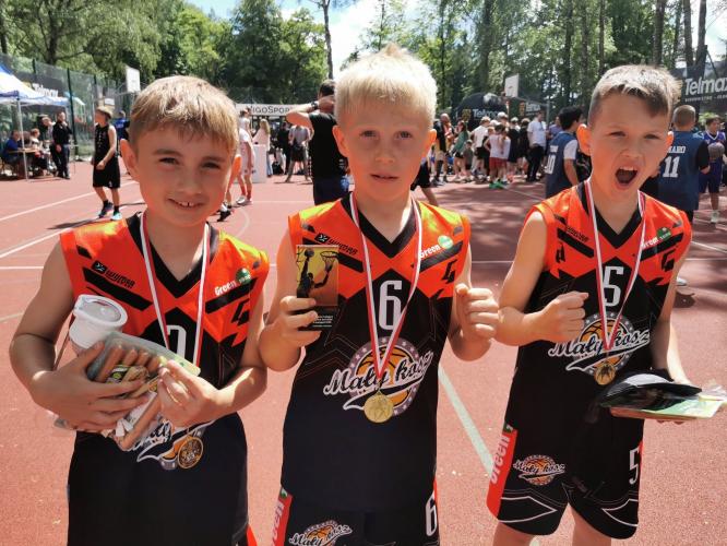 Udany występ młodych koszykarzy Akademii Sportu Mały Kosz w Człuchowie 