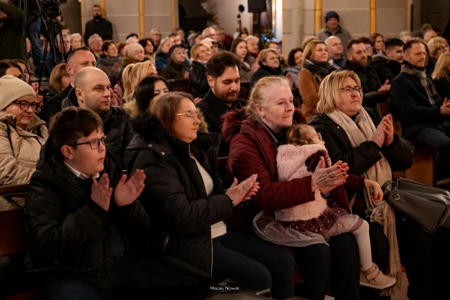 XIII Charytatywny Koncert Bożonarodzeniowy w Białogardzie – Wspaniała inicjatywa na rzecz 4-letniej Agnieszki