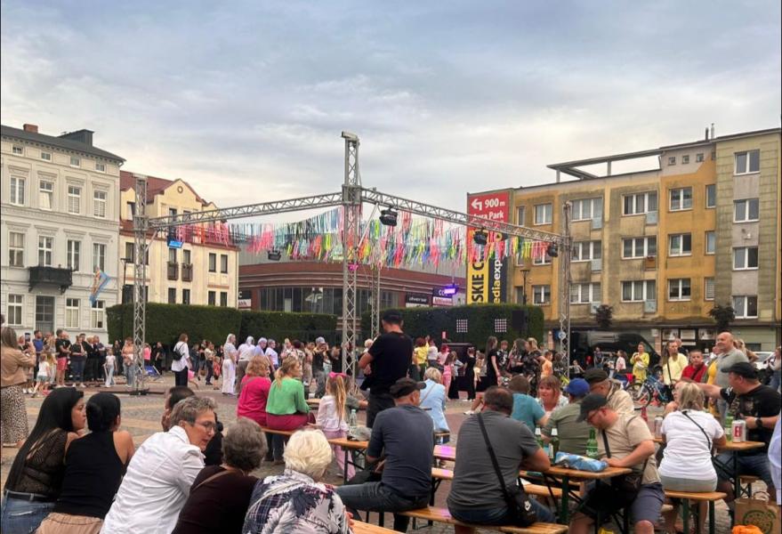 Taniec pod gwiazdami – Plac Wolności rozbrzmiał muzyką i radością