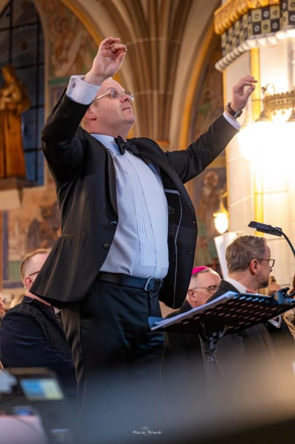 Jubileusz 15-lecia chóru Bel Canto wypełnił białogardzką świątynię muzyką