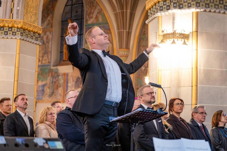 Jubileusz 15-lecia chóru Bel Canto wypełnił białogardzką świątynię muzyką