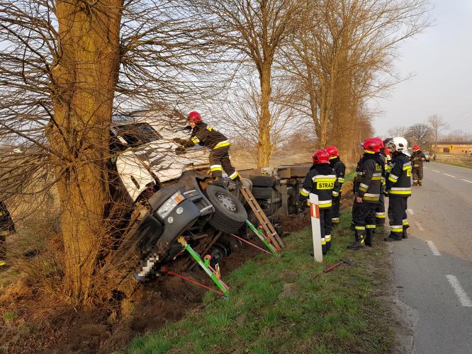 Wypadek pod Białogardem - Tir wpadł do rowu i uderzył w drzewo!