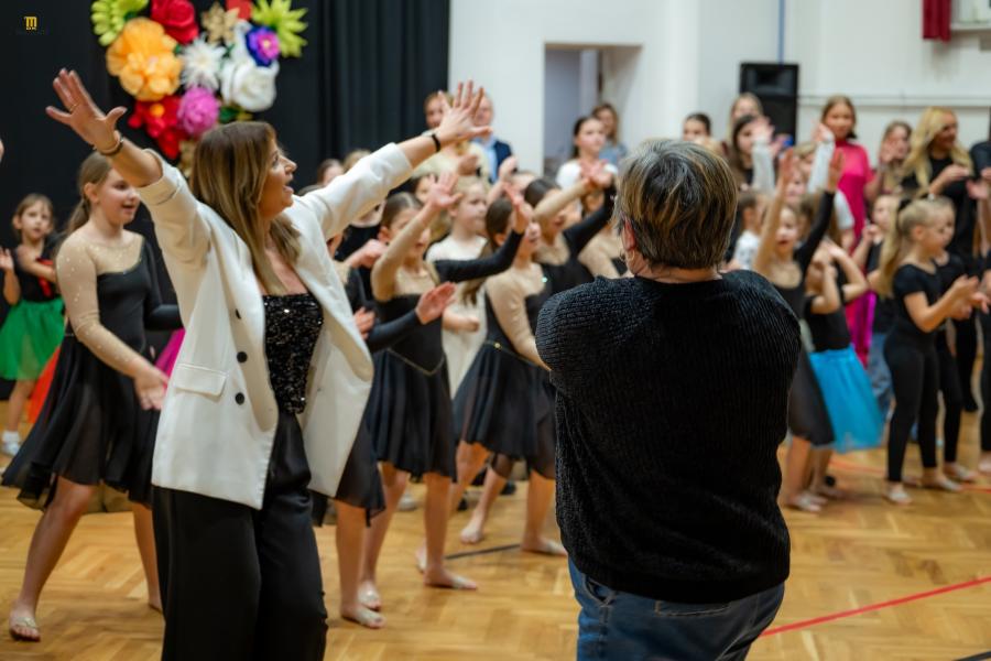 Dziecięcy talent w hołdzie seniorom – wzruszające spotkanie pokoleń