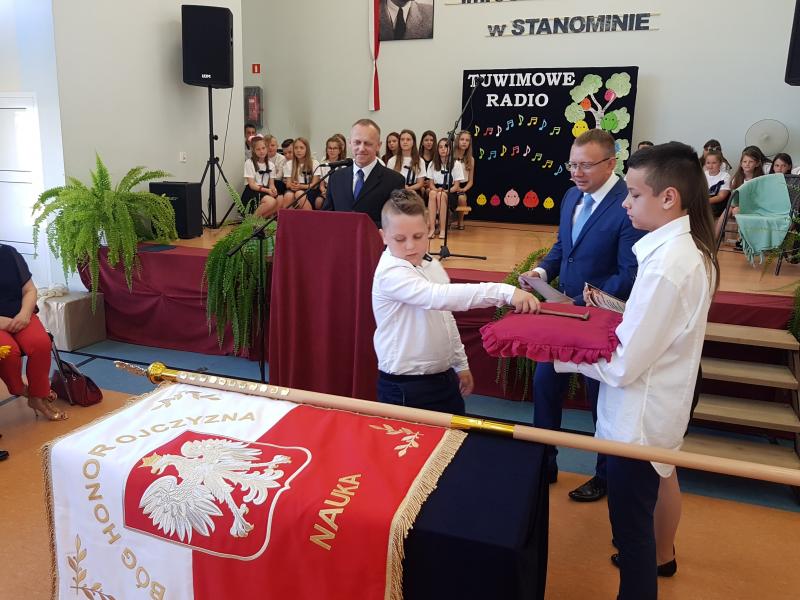 Szkoła podstawowa w Stanominie ma już swojego patrona! Fotorelacja z uroczystości. 
