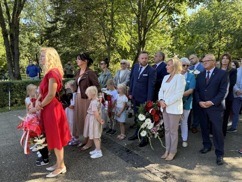 Hołd bohaterom II wojny światowej pod pomnikiem Orła Białego