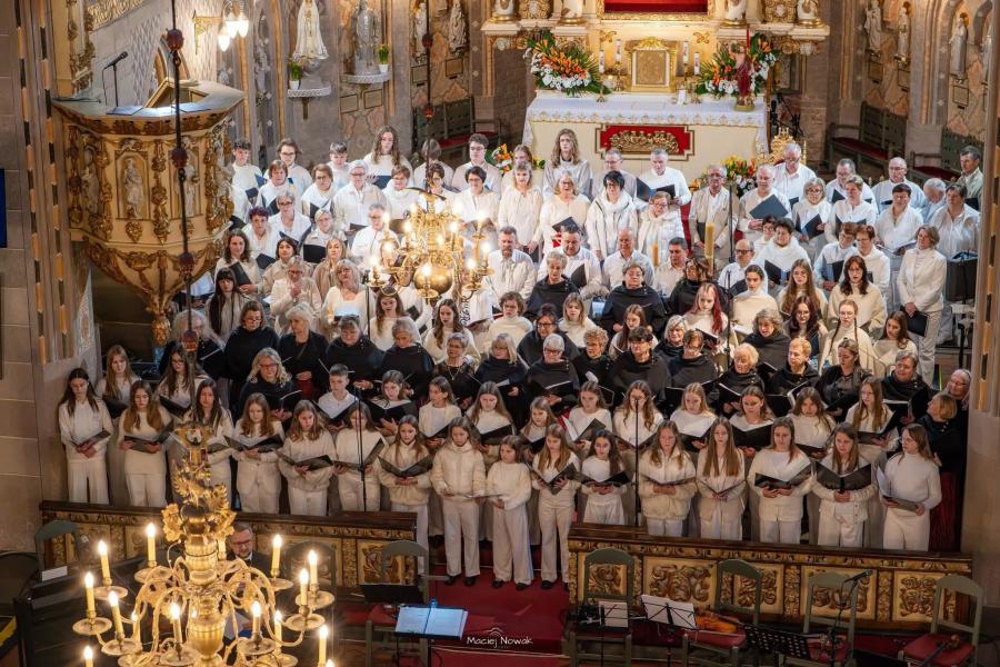 Jubileusz 15-lecia chóru Bel Canto wypełnił białogardzką świątynię muzyką