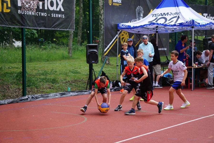 Udany występ młodych koszykarzy Akademii Sportu Mały Kosz w Człuchowie