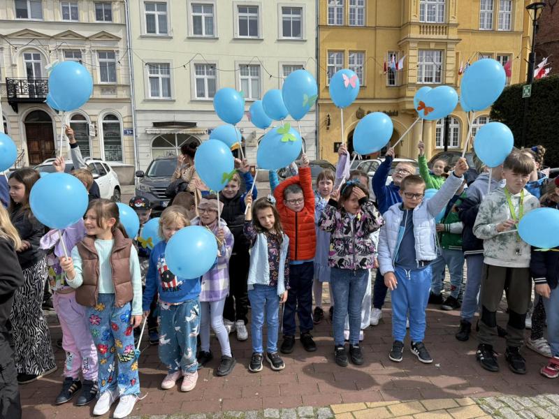 Marsz dla Autyzmu – Białogard w niebieskich barwach świadomości