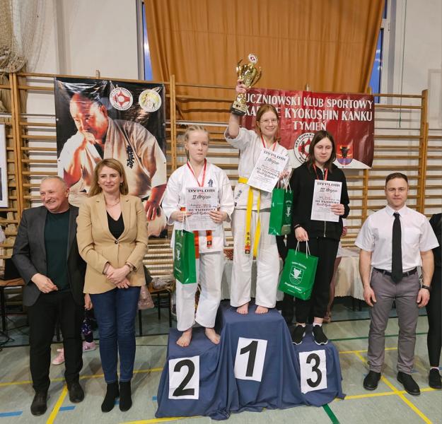 Białogardzcy Karatecy z medalami.