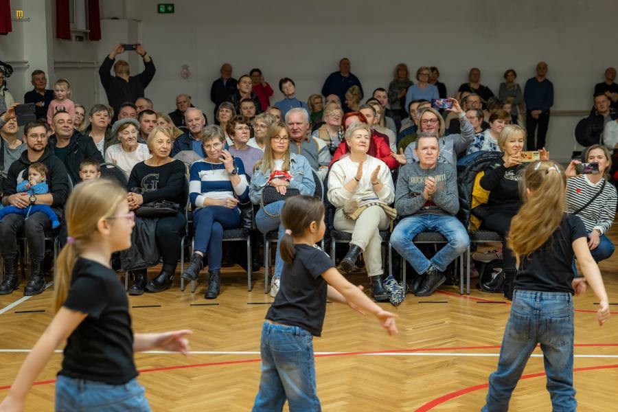 Dziecięcy talent w hołdzie seniorom – wzruszające spotkanie pokoleń