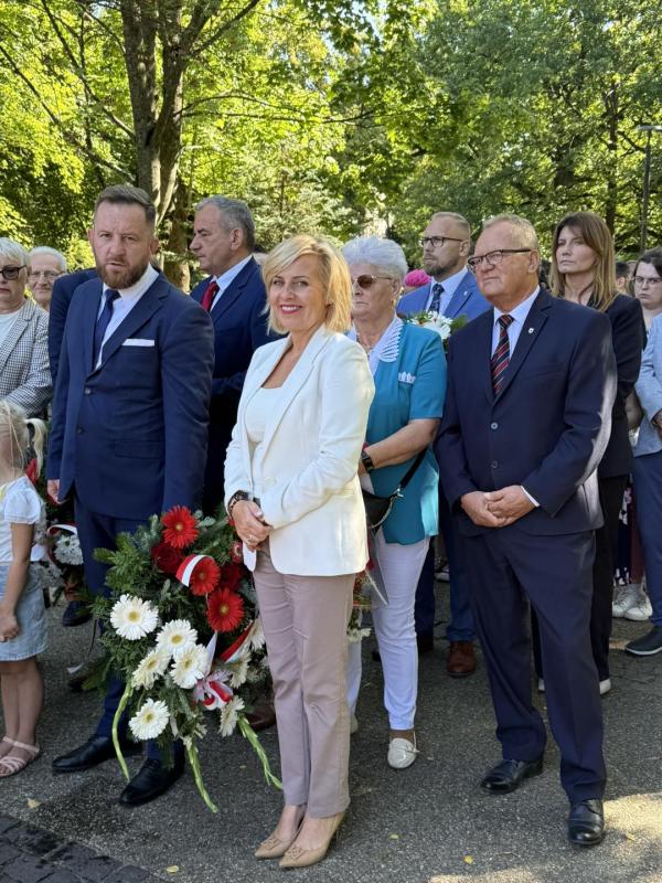 Hołd bohaterom II wojny światowej pod pomnikiem Orła Białego
