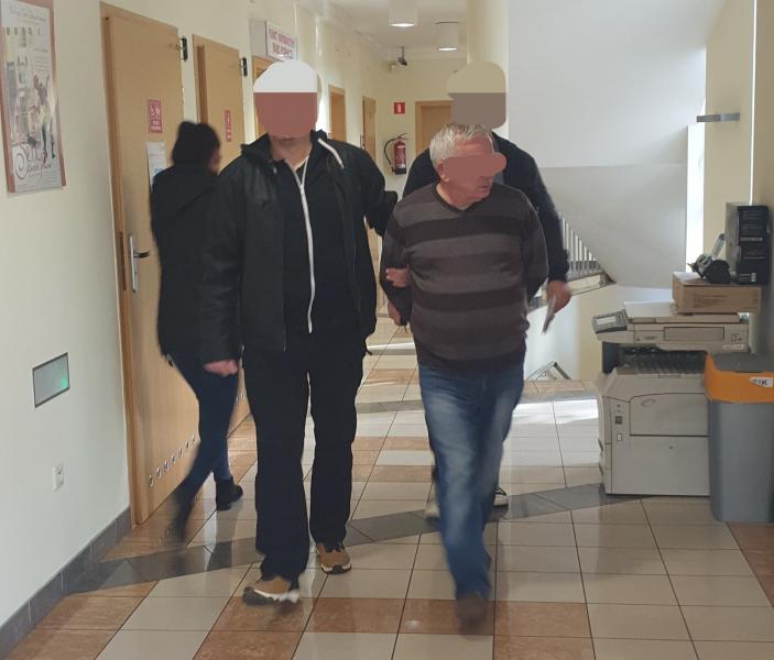 62-letni mężczyzna z Białogardu z zarzutami o czyny lubieżne na nieletniej. Grozi mu 12 lat
