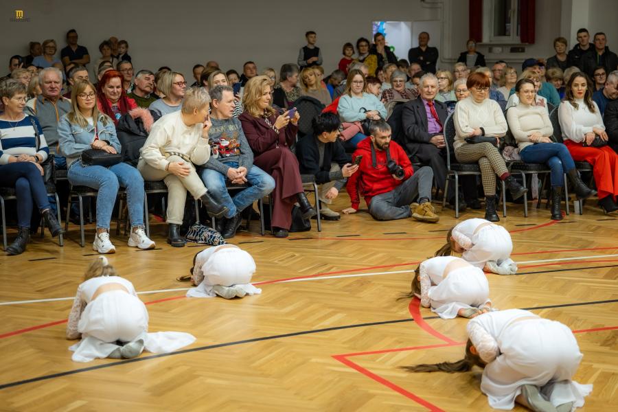 Dziecięcy talent w hołdzie seniorom – wzruszające spotkanie pokoleń