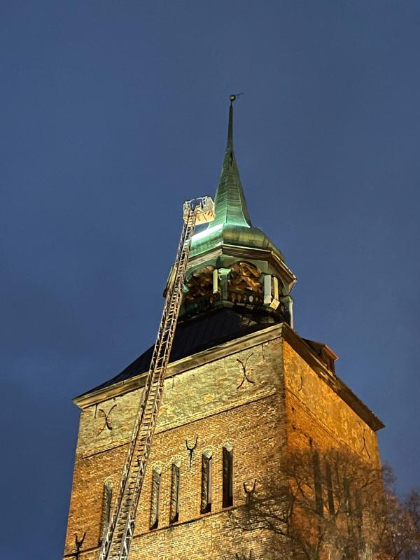 Uszkodzona Igilica na wieży Kościoła NMP