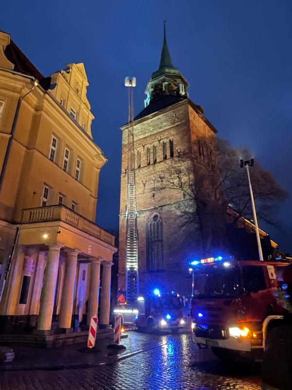 Uszkodzona Igilica na wieży Kościoła NMP