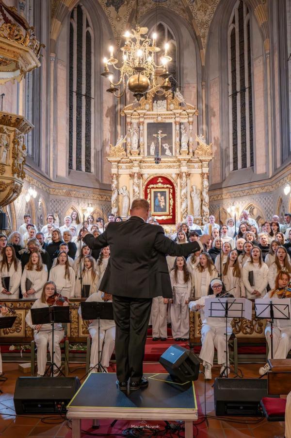Jubileusz 15-lecia chóru Bel Canto wypełnił białogardzką świątynię muzyką