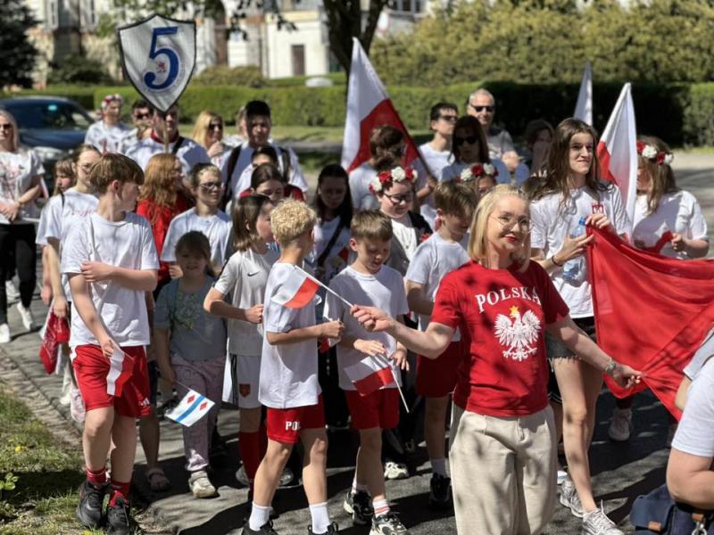 Święto flagi w sercu miasta. Rodzinny piknik pełen radości