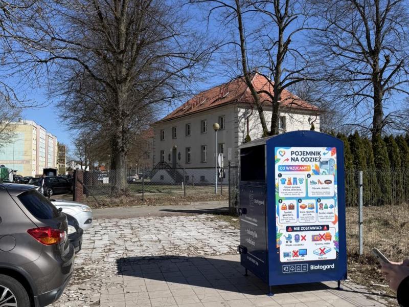 Nowe pojemniki na odzież w Białogardzie – łatwiejszy sposób na recykling tekstyliów