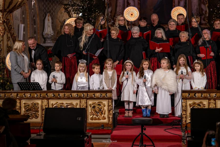 XIII Charytatywny Koncert Bożonarodzeniowy w Białogardzie – Wspaniała inicjatywa na rzecz 4-letniej Agnieszki