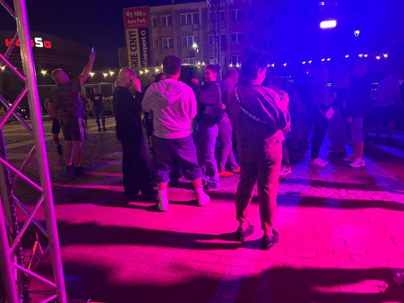 Taniec pod gwiazdami – Plac Wolności rozbrzmiał muzyką i radością