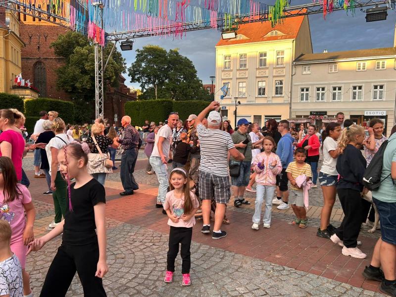 Taniec pod gwiazdami – Plac Wolności rozbrzmiał muzyką i radością