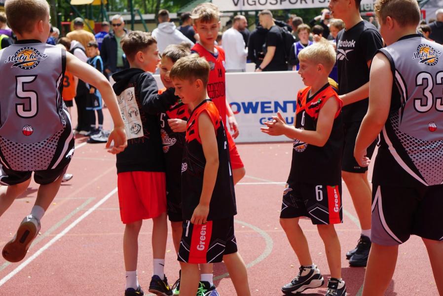 Udany występ młodych koszykarzy Akademii Sportu Mały Kosz w Człuchowie