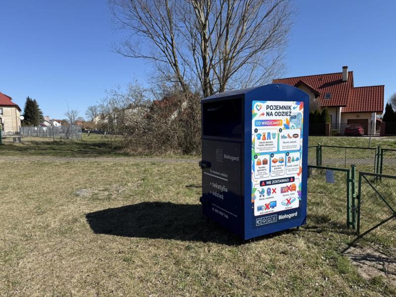 Nowe pojemniki na odzież w Białogardzie – łatwiejszy sposób na recykling tekstyliów