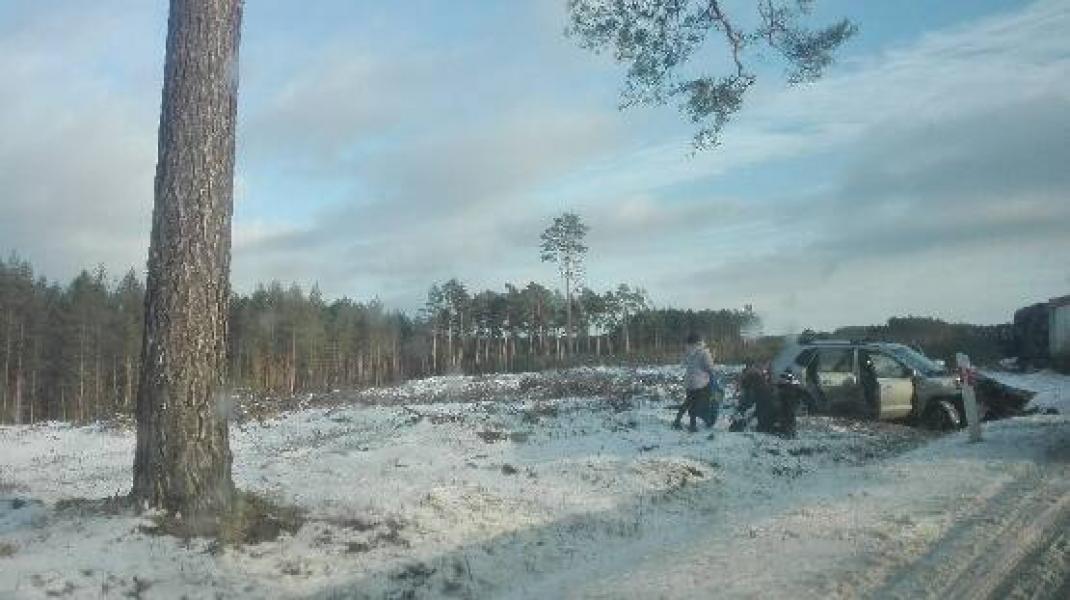 Poważny wypadek koło Białogardu! Osobówka zderzyła się z ciężarówką. 3-letnie dziecko trafiło do szpitala [ZDJĘCIA]