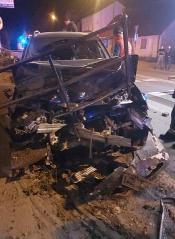 Wypadek w Tychowie - młoda kobieta uderzyła autem w schody.