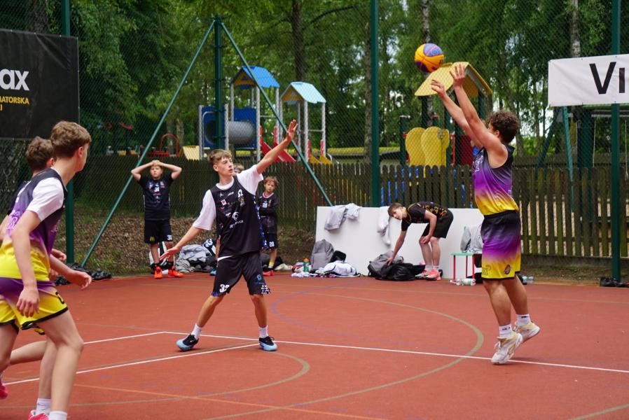 Udany występ młodych koszykarzy Akademii Sportu Mały Kosz w Człuchowie