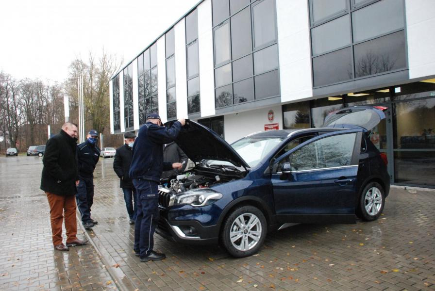 Uroczyste przekazanie nowego radiowozu 