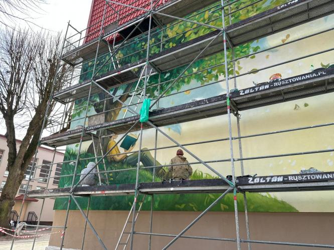 Kolory, które mają znaczenie – mural powstaje przy ul. Kościelnej 