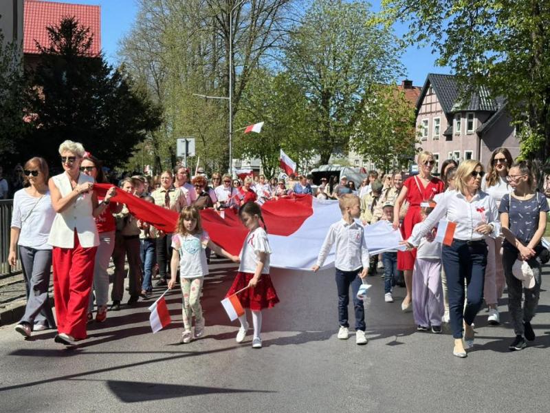 Święto flagi w sercu miasta. Rodzinny piknik pełen radości