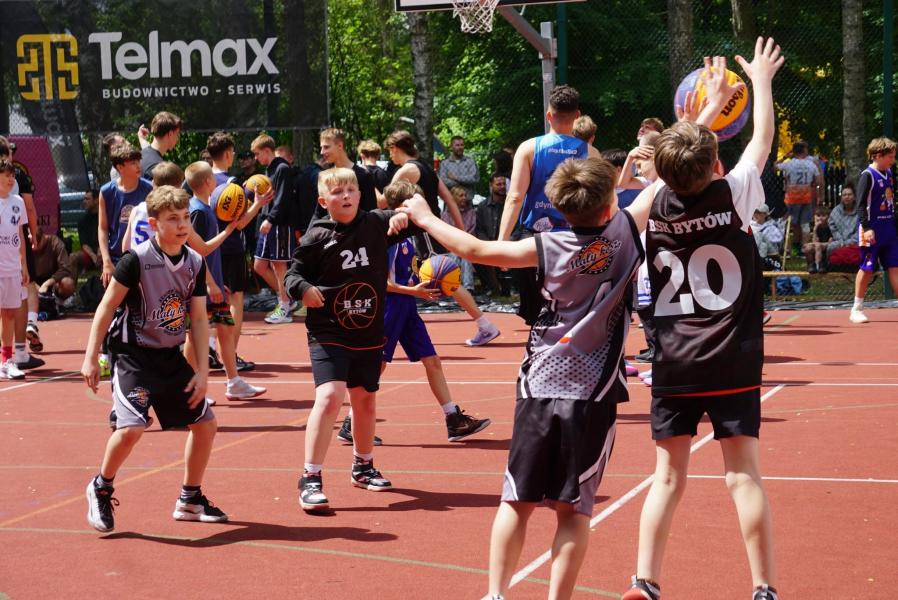 Udany występ młodych koszykarzy Akademii Sportu Mały Kosz w Człuchowie