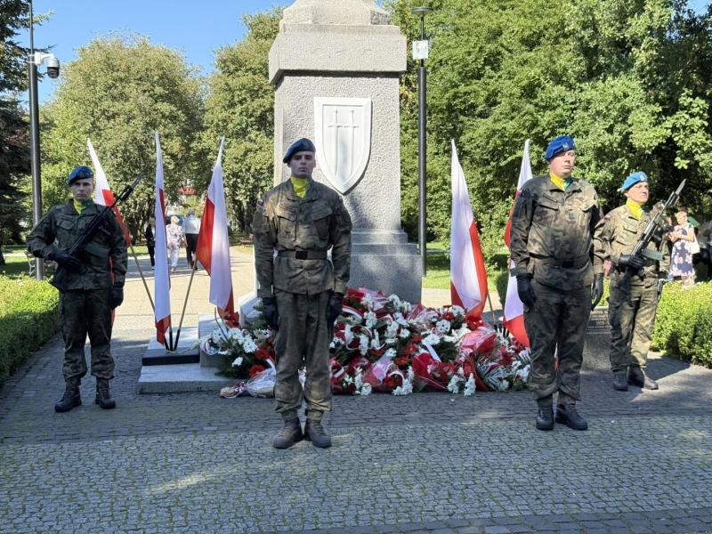 Hołd bohaterom II wojny światowej pod pomnikiem Orła Białego