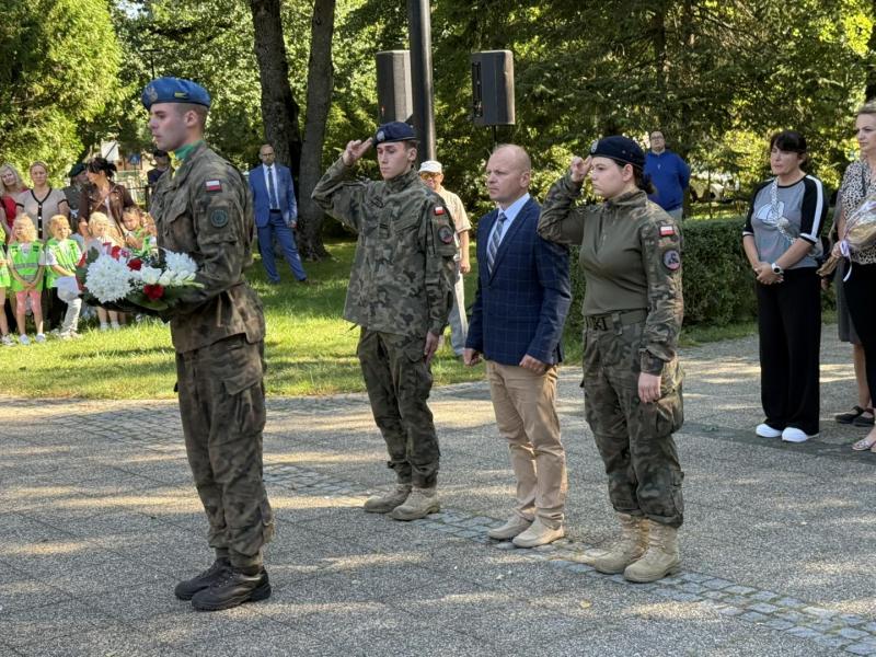 Hołd bohaterom II wojny światowej pod pomnikiem Orła Białego